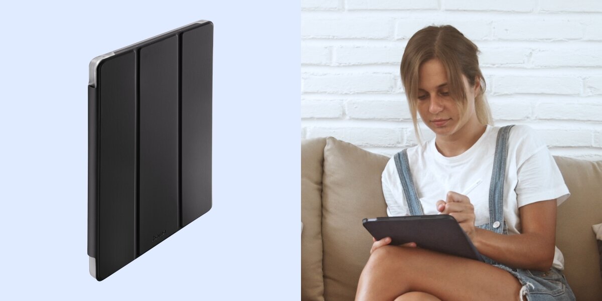 Po lewej stronie widoczne jest czarne etui na tablet z trzema pionowymi panelami. Po prawej stronie osoba siedzi na kanapie, trzymając tablet w rękach.