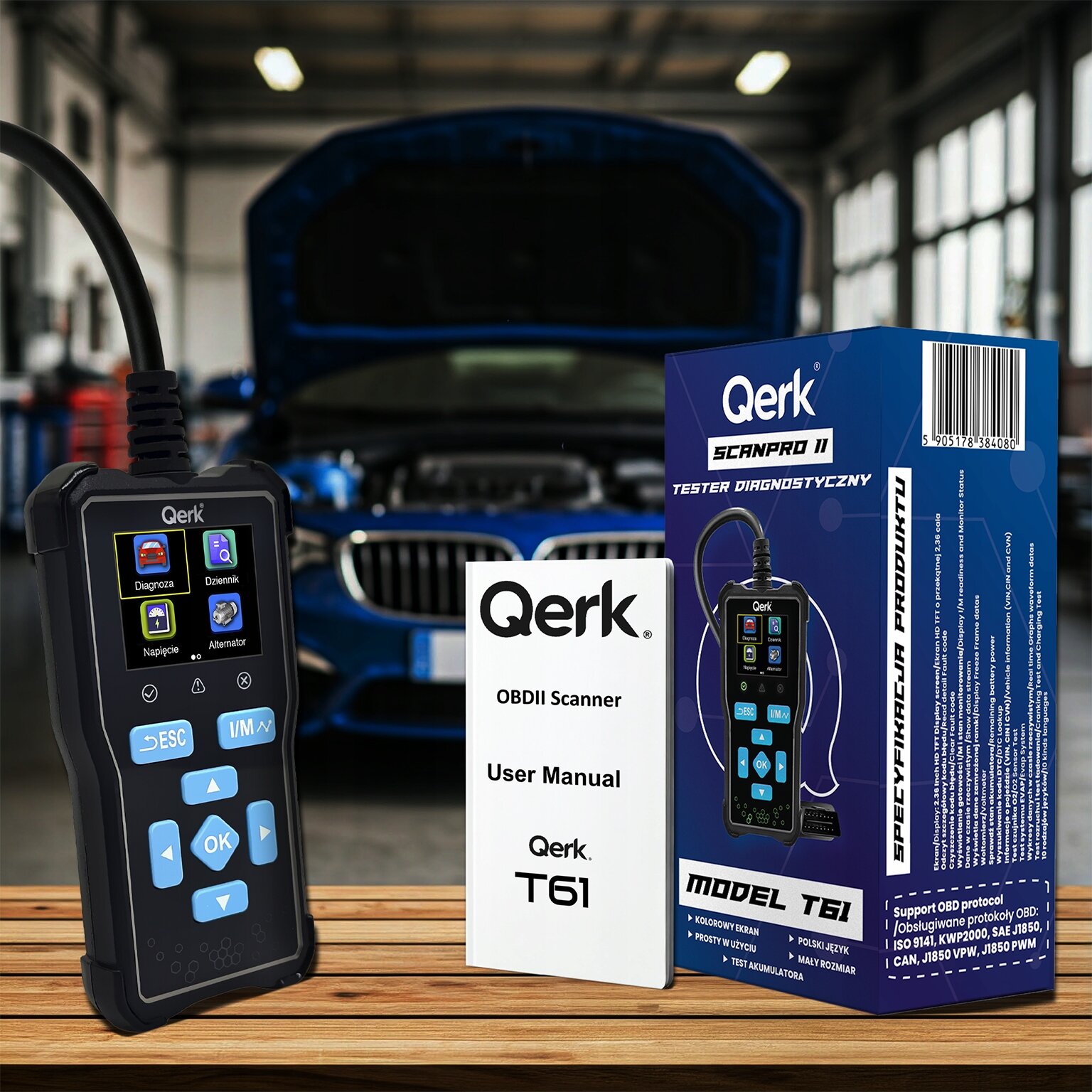 Na drewnianym stole znajduje się interfejs diagnostyczny OBD z wyświetlaczem i przyciskami, obok niego pudełko z napisem \'Qerk SCANPRO II TESTER DIAGNOSTYCZNY\' oraz instrukcja \'Qerk OBDII Scanner User Manual Qerk T61\'. W tle widoczny jest samochód z otwartą maską.
