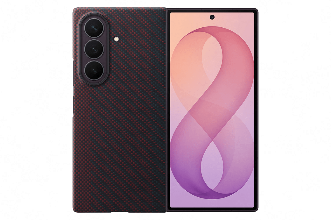 Telefon Galaxy Z Fold8 Ultra przedstawiony w karbonowym etui z czerwonymi elementami Obraz przedstawia telefon z etui o wzorze przypominającym włókno węglowe, z trzema widocznymi obiektywami aparatu. Ekran telefonu wyświetla gradientowy wzór z dużą cyfrą osiem.