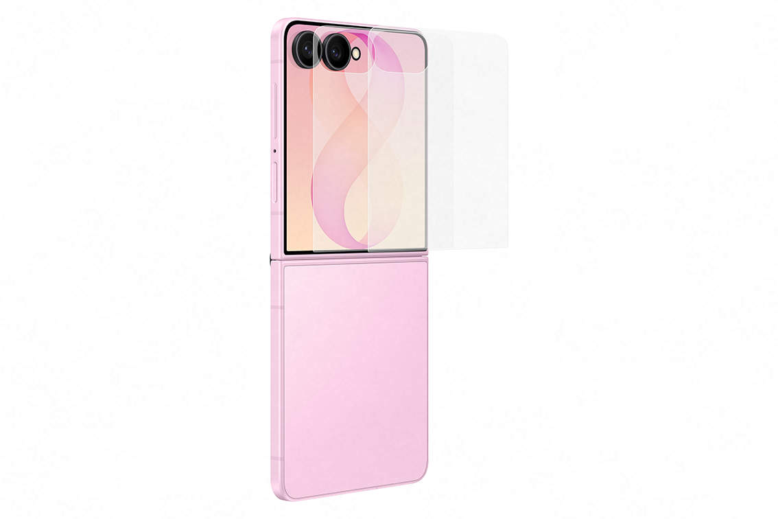 Rozłożon różowy Galaxy Flip8 na którego przyklejana jest przezroczysta folia ochronna Obraz przedstawia różowy telefon z klapką, na którym znajduje się przezroczysta folia ochronna. Telefon ma trzy widoczne obiektywy aparatu.