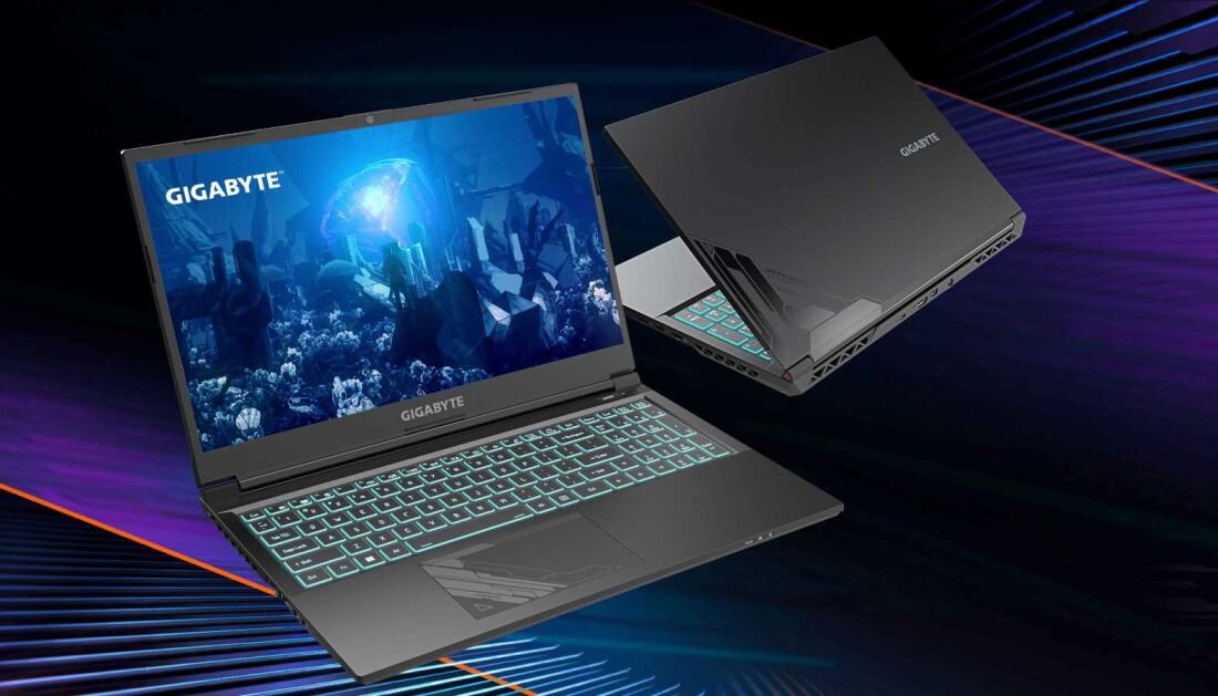 Na obrazie widoczne są dwa laptopy marki GIGABYTE, jeden otwarty z widocznym ekranem i klawiaturą, drugi zamknięty z widocznym logo. Ekran laptopa wyświetla grafikę z niebieskimi i fioletowymi elementami.