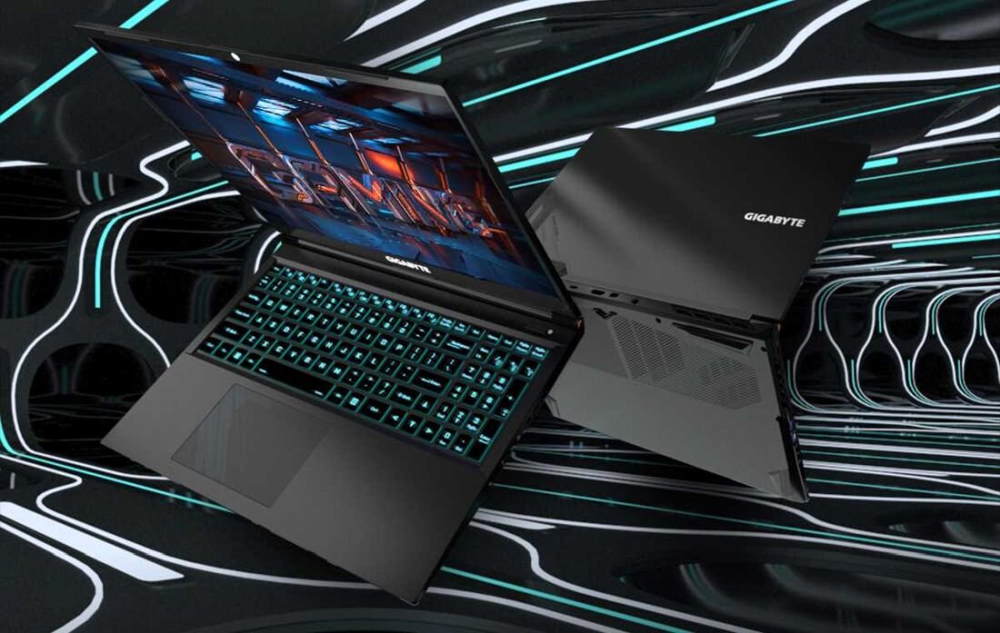 Na obrazie widoczne są dwa laptopy marki GIGABYTE z podświetlaną klawiaturą i otwartymi ekranami. Tło jest abstrakcyjne, z dynamicznymi liniami i wzorami.