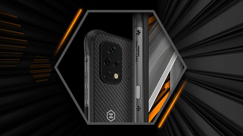 Obraz przedstawia smartfon z widocznym tyłem i bokiem, z trzema aparatami i teksturą przypominającą włókno węglowe. Na boku urządzenia widoczny jest napis \'SMART CARD\'.