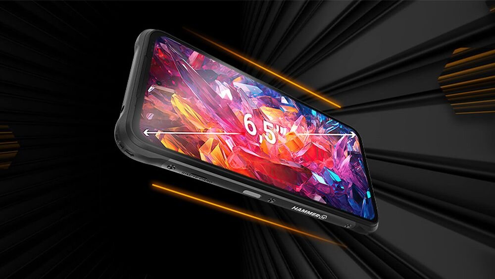 Smartfon z wyświetlaczem o przekątnej 6.5 cala, z kolorowym, abstrakcyjnym tłem na ekranie. Na obudowie widoczny jest napis \'HAMMER\'.