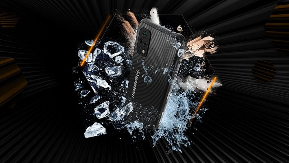 Smartfon z logo HAMMER, otoczony rozpryskującymi się kawałkami lodu i wody, na tle ciemnego, dynamicznego wzoru. Urządzenie ma czarną, teksturowaną obudowę i widoczne są trzy obiektywy aparatu.