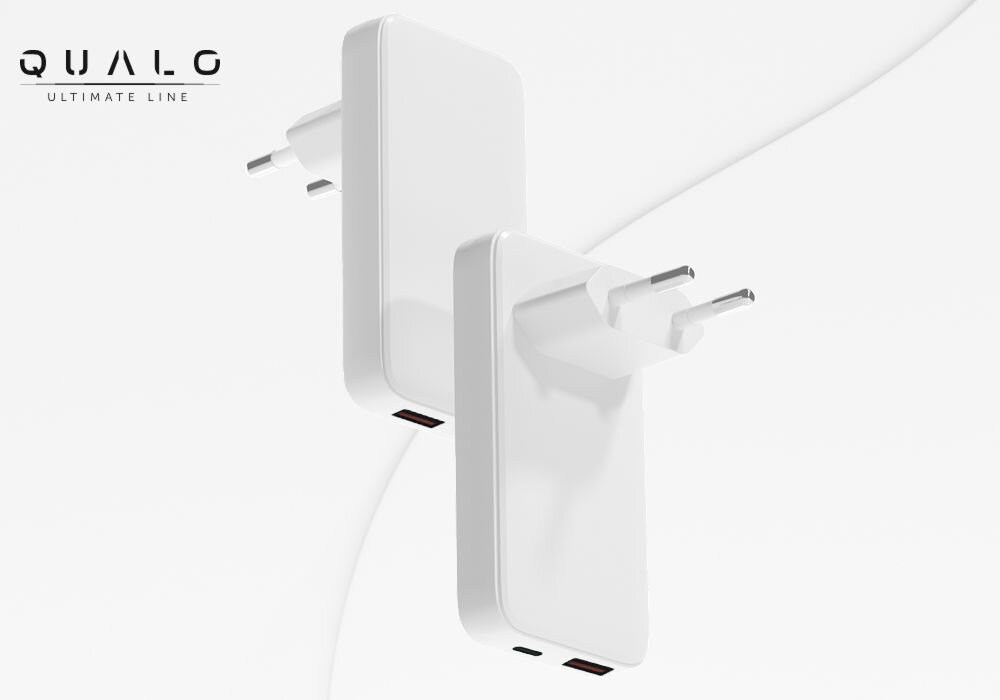 Dwa białe adaptery sieciowe z wtyczkami typu C, widoczne z różnych perspektyw. W lewym górnym rogu znajduje się logo \'QUALO ULTIMATE LINE\'.