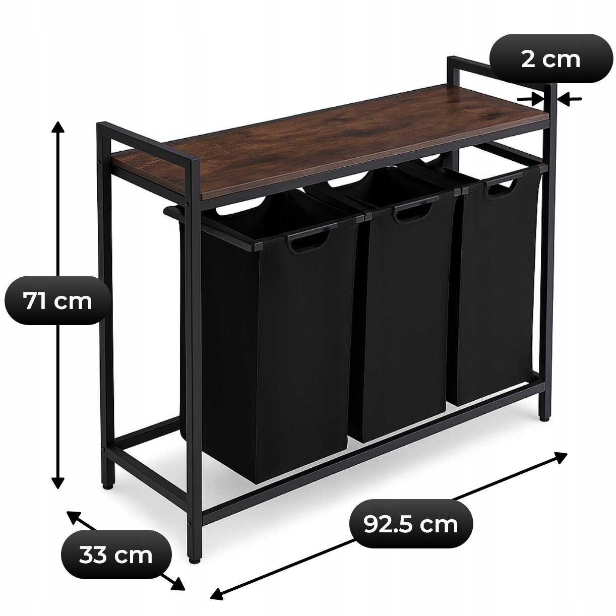 Czarny kosz na pranie z trzema komorami, umieszczony pod drewnianą półką. Wymiary to 71 cm wysokości, 33 cm głębokości, 92.5 cm szerokości i 2 cm grubości półki.