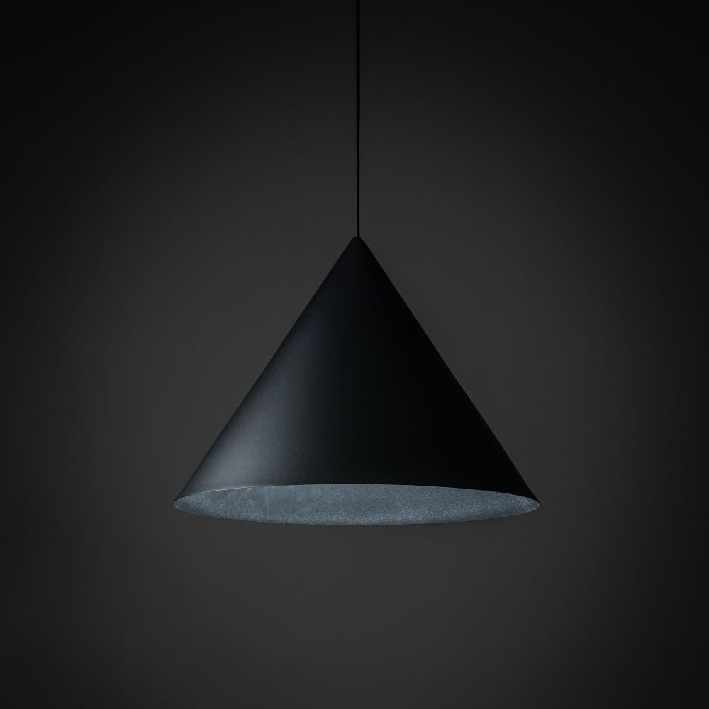 Czarna, stożkowa lampa wisząca z regulowanym przewodem, o gładkiej powierzchni i matowym wykończeniu.