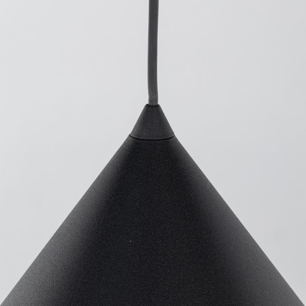 Czarna, stożkowa lampa wisząca z widocznym przewodem u góry. Powierzchnia lampy jest matowa.