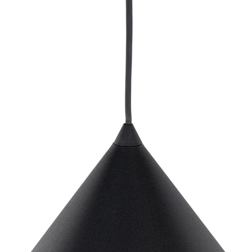 Czarna, stożkowa lampa wisząca z widocznym przewodem u góry.
