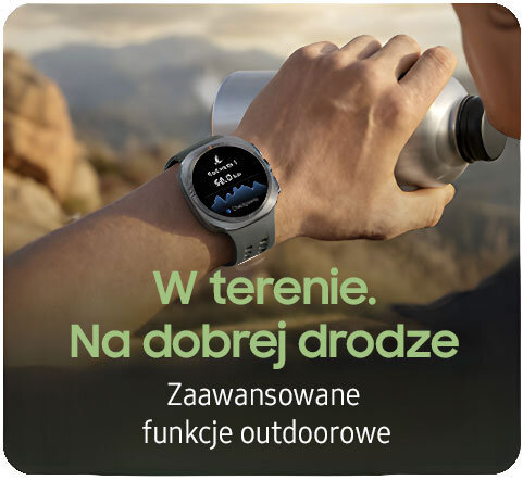W terenie. Na dobrej drodze – Zaawansowane funkcje outdoorowe Osoba nosi smartwatch z wyświetlaczem pokazującym dane dotyczące aktywności. Na obrazie widnieje tekst: \'W terenie. Na dobrej drodze. Zaawansowane funkcje outdoorowe\'.