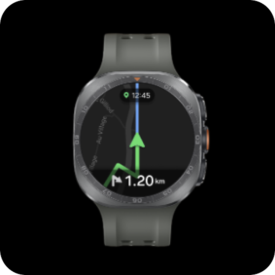 Galaxy Watch Ultra2 – Zaplanuj drogę Smartwatch z okrągłym wyświetlaczem pokazuje mapę z trasą i strzałką kierunkową oraz informacją \'1.20 km\'. Na ekranie widoczna jest także godzina \'12:45\'.