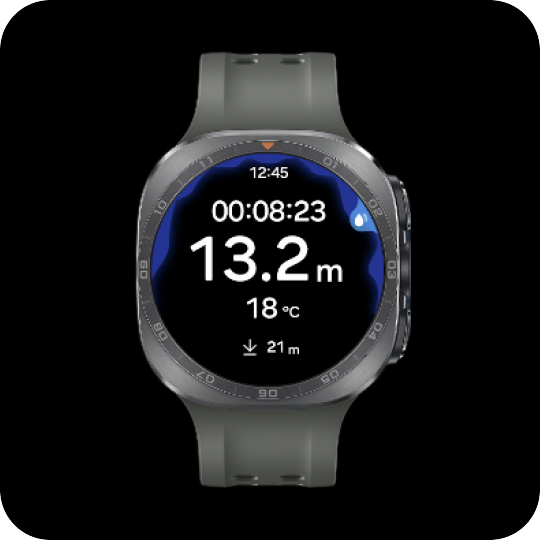 zegarek3 Smartwatch z okrągłym wyświetlaczem pokazuje czas 00:08:23, głębokość 13.2 m, temperaturę 18°C i strzałkę wskazującą 21 m. Pasek zegarka jest ciemny, a obudowa ma metaliczny wygląd.