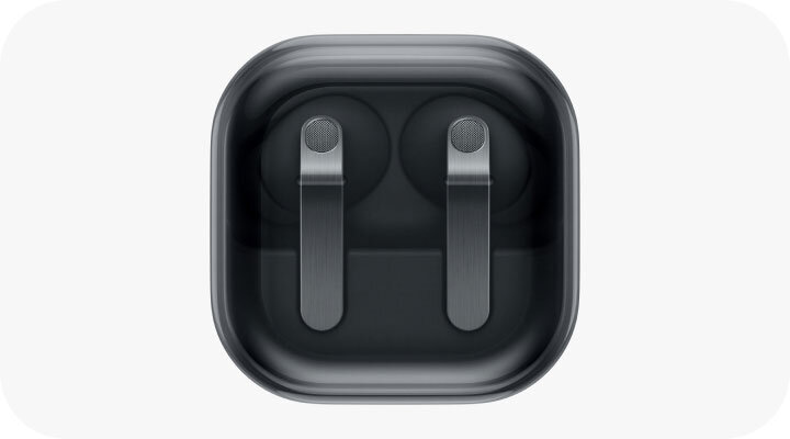 Galaxy Buds4 Pro Obraz przedstawia czarne, prostokątne etui z zaokrąglonymi rogami, w którym znajdują się dwa słuchawki douszne. Słuchawki mają metaliczne elementy na zewnętrznej stronie.