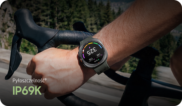 Szybka jazda bez rozproszeń Osoba trzyma kierownicę roweru, na nadgarstku ma smartwatch z kolorowym wyświetlaczem. Na obrazie widoczny jest tekst: \'Pyłoszczelność IP69K\'.