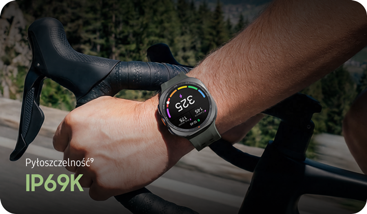 Szybka jazda bez rozproszeń Osoba trzyma kierownicę roweru, na nadgarstku ma smartwatch z kolorowym wyświetlaczem. Na obrazie widoczny jest tekst: \'Pyłoszczelność IP69K\'.