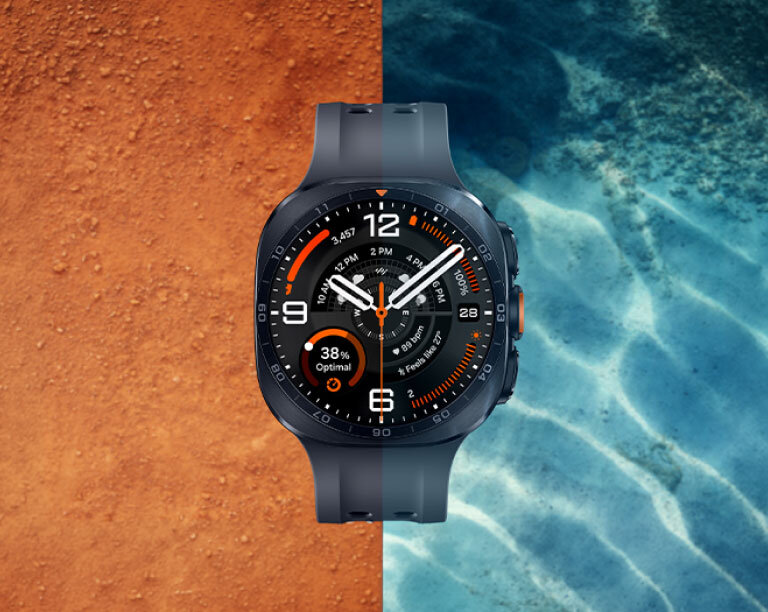 Najjaśniejszy wyświetlacz w smartwatchu Galaxy Smartwatch z okrągłym wyświetlaczem, na którym widoczne są wskazówki zegara oraz różne wskaźniki i liczby. Tło obrazu jest podzielone na dwie części: pomarańczową i niebieską, przypominającą wodę.
