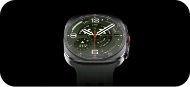 Smartwatch z zieloną tarczą analogową i kilkoma wskaźnikami na czarnym tle. Smartwatch z okrągłym wyświetlaczem, na którym widoczne są cyfry i wskazówki zegara. Pasek jest ciemny, a obudowa ma metaliczny wygląd.