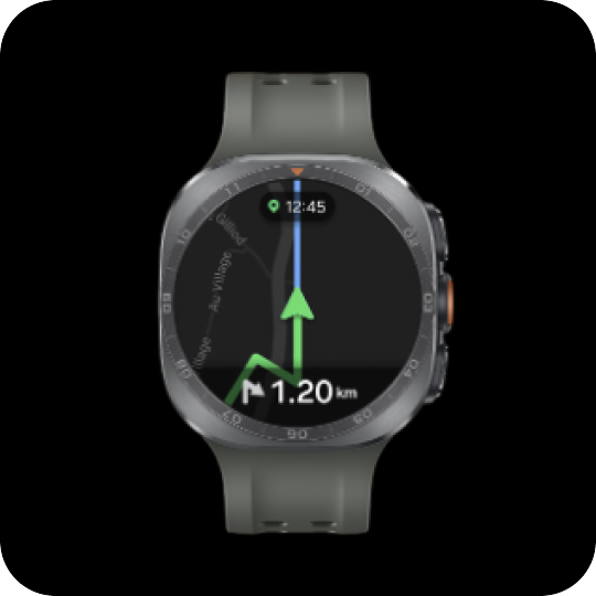 Galaxy Watch Ultra2 – Zaplanuj drogę Smartwatch z okrągłym wyświetlaczem pokazuje mapę z trasą i strzałką kierunkową oraz informacją \'1.20 km\'. Na ekranie widoczna jest także godzina \'12:45\'.