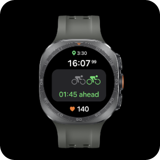 Galaxy Watch Ultra2 – Wyciągaj wnioski Smartwatch z okrągłym wyświetlaczem pokazuje godzinę 16:07, ikonę roweru z napisem \'01:45 ahead\' oraz wartość 140 z symbolem serca. Pasek zegarka jest ciemny, a obudowa ma metaliczny wygląd.