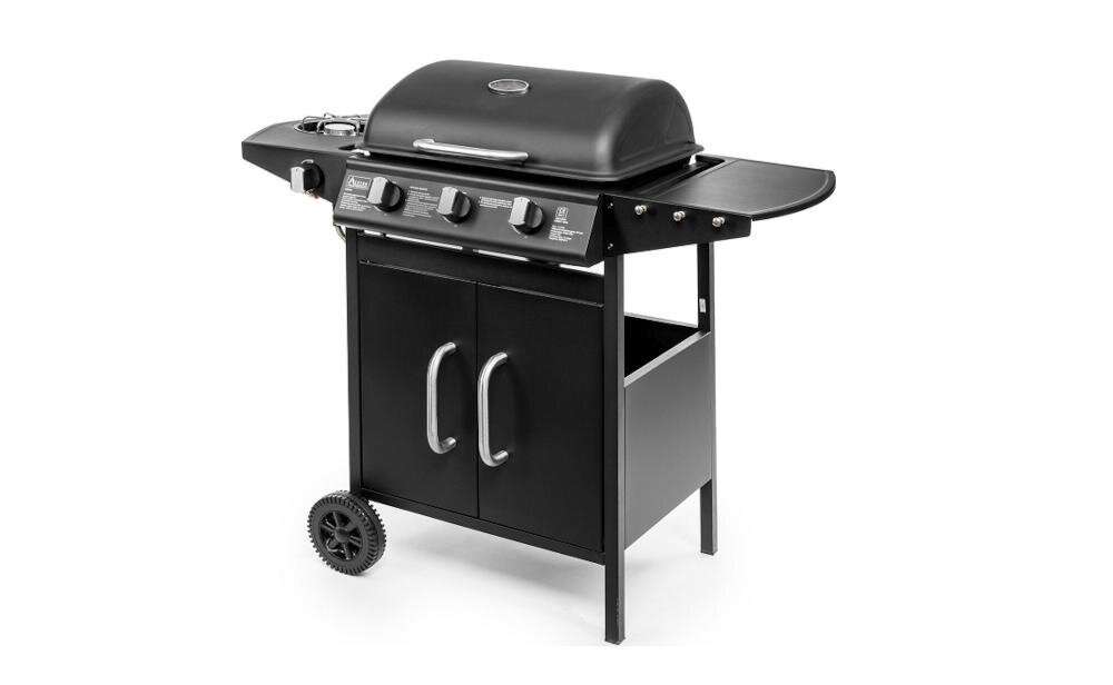 Czarny grill gazowy z pokrywą, trzema pokrętłami do regulacji oraz bocznym palnikiem. Posiada dwie szafki z uchwytami i dwa koła ułatwiające przemieszczanie.