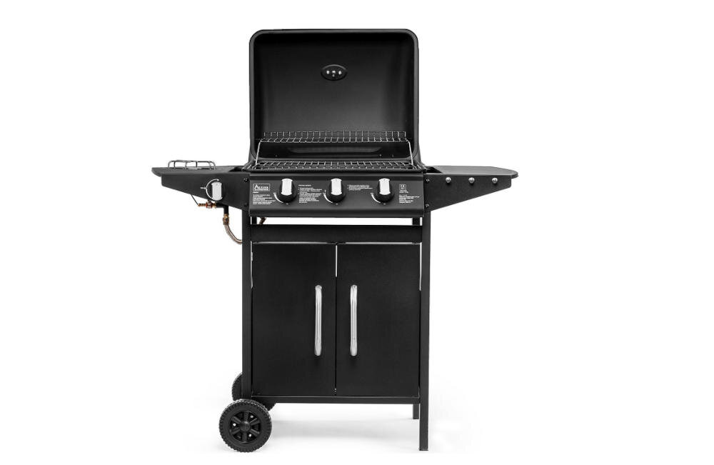 Czarny grill gazowy z czterema pokrętłami na panelu przednim, otwartą pokrywą i dwoma półkami bocznymi. Grill posiada dolną szafkę z dwoma drzwiami i jest wyposażony w dwa koła ułatwiające przemieszczanie.