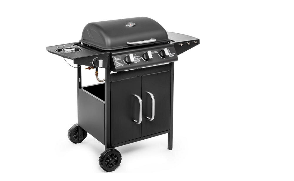 Czarny grill gazowy z pokrywą, trzema pokrętłami do regulacji oraz bocznym palnikiem. Posiada dwie dolne szafki z uchwytami i dwa koła ułatwiające przemieszczanie.