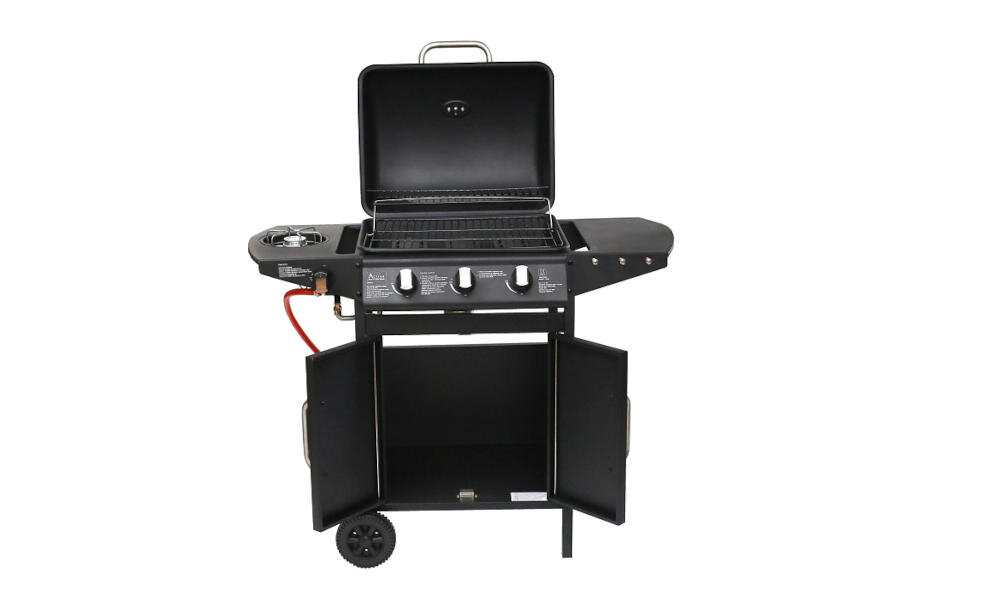 Czarny grill gazowy z otwartą pokrywą, trzema pokrętłami sterującymi i bocznym palnikiem. Poniżej znajdują się dwie otwarte szafki, a grill stoi na dwóch kółkach.