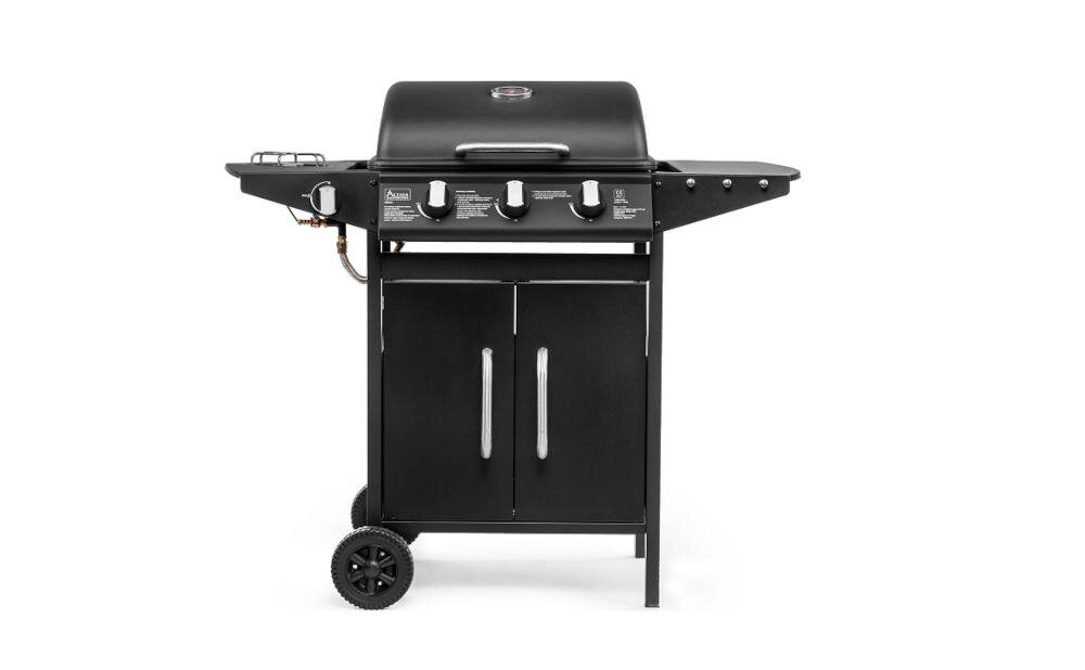 Czarny grill gazowy z czterema pokrętłami na panelu sterowania i dwoma metalowymi uchwytami na drzwiczkach. Grill posiada dwa kółka ułatwiające przemieszczanie.