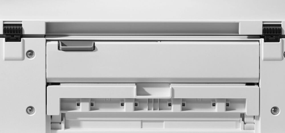 Zbliżenie na biały panel urządzenia wielofunkcyjnego z widocznymi elementami mechanizmu podajnika papieru.