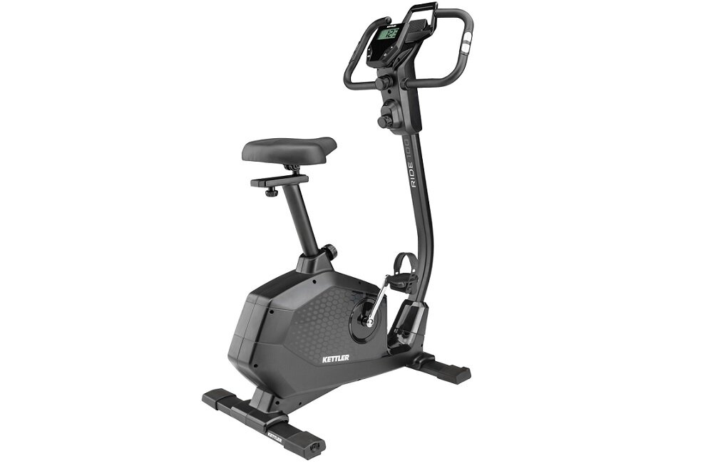 Rower magnetyczny z czarną ramą i wyświetlaczem na kierownicy. Na obudowie widoczne jest logo \'KETTLER\'.