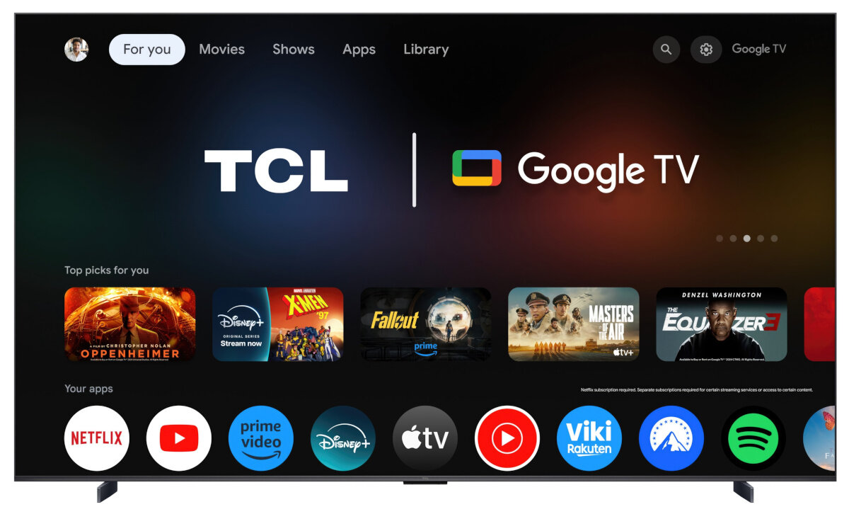 Ekran telewizora z interfejsem Google TV, na którym widoczne są aplikacje takie jak Netflix, YouTube, Prime Video, Disney+, Apple TV, oraz ikony filmów i seriali. Na górze ekranu znajduje się logo TCL i Google TV.