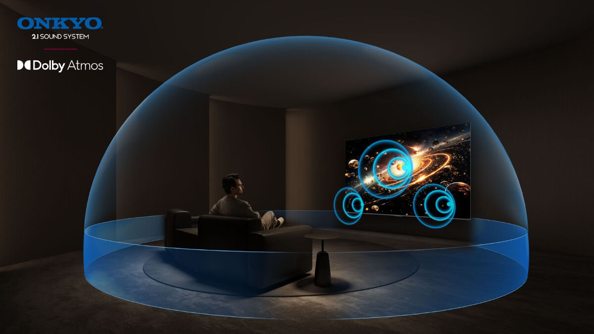Osoba siedzi na kanapie w ciemnym pokoju, oglądając telewizor z wyświetlanym obrazem kosmosu. Na obrazie widoczne są napisy: \'ONKYO 2.1 SOUND SYSTEM\' i \'Dolby Atmos\'.