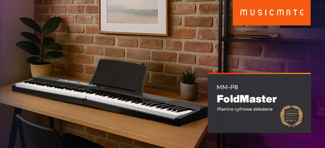 Na drewnianym biurku stoi czarne pianino cyfrowe z białymi klawiszami, obok którego znajduje się roślina w doniczce. W prawym górnym rogu widnieje logo \'MUSICMATE\' oraz napis \'MM-P8 FoldMaster Pianino cyfrowe składane\'.