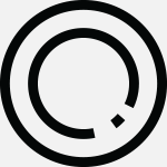 Czarny okrągły symbol z białym tłem, przedstawiający stylizowaną literę \'Q\'.