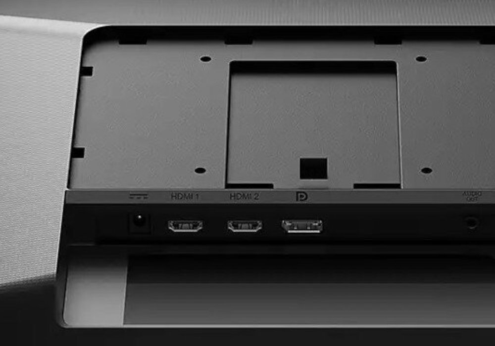 Obraz przedstawia tylny panel monitora z widocznymi portami HDMI 1, HDMI 2, DisplayPort oraz gniazdem zasilania. Obok portów znajduje się napis \'AUDIO OUT\'.