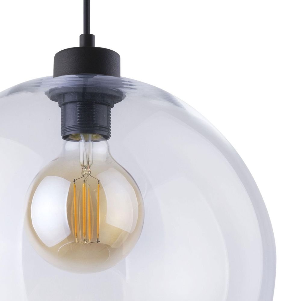 Zdjęcie przedstawia przezroczysty klosz lampy wiszącej z widoczną żarówką wewnątrz. Oprawa lampy jest czarna, a przewód jest również czarny.