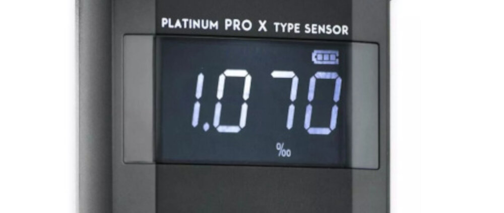 Alkomat ALCOFIND Pro X 3 wygląd design wykonanie tworzywo sztuczne szary kolor kolorystyka zaokrąglone kształty kontrastowy wyświetlacz