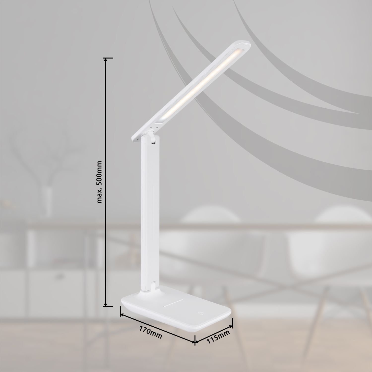 Biała lampa biurkowa LED o maksymalnej wysokości 500 mm, z podstawą o wymiarach 170 mm na 115 mm. W tle widoczny jest rozmyty obraz wnętrza z meblami.