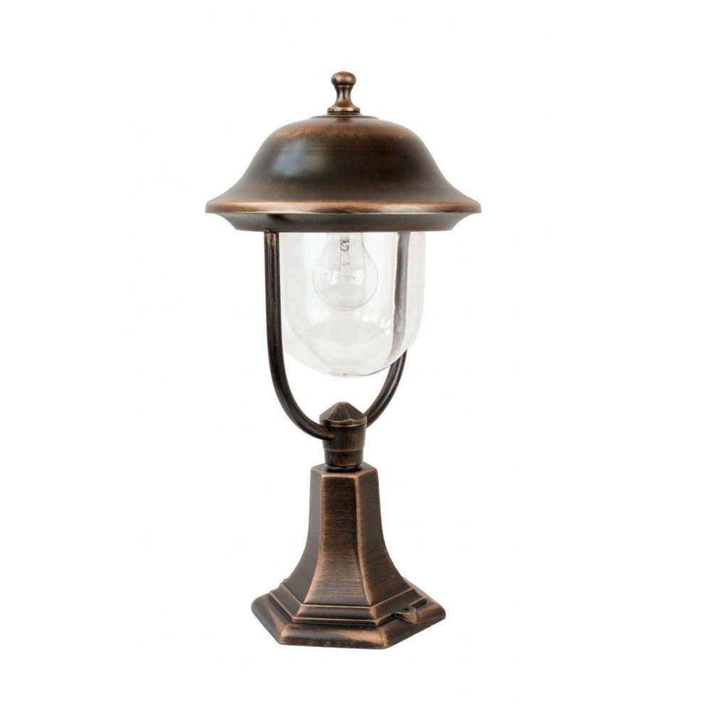 Lampa zewnętrzna stojąca w kolorze patyny miedzi z przezroczystym kloszem i widoczną żarówką wewnątrz. Podstawa lampy jest solidna i ma geometryczny kształt.