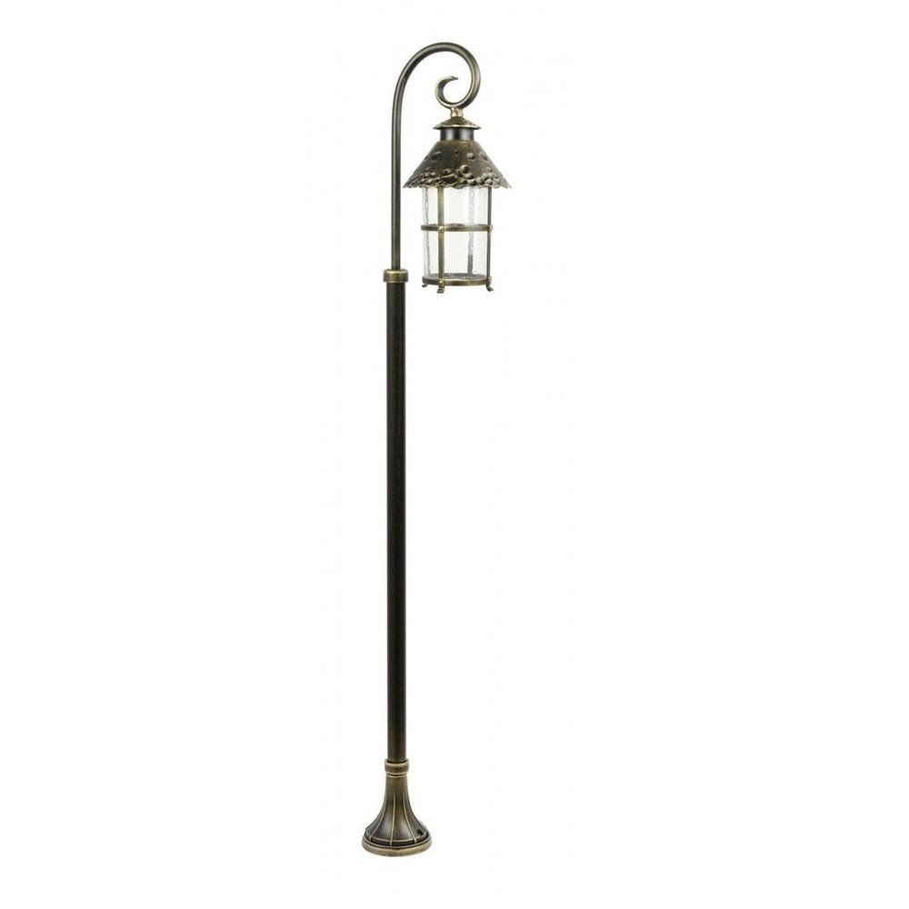 Stojąca lampa ogrodowa z metalowym korpusem w kolorze patyny mosiądzu, z ozdobnym kloszem w kształcie latarni. Lampa ma zakrzywiony uchwyt i stoi na szerokiej podstawie.