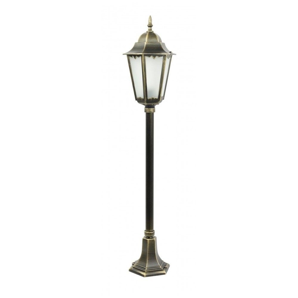 Lampa ogrodowa stojąca w stylu retro, wykonana z materiału o wyglądzie patynowanego mosiądzu, z sześciokątnym kloszem i prostym trzonkiem. Całość ma elegancki, klasyczny wygląd.