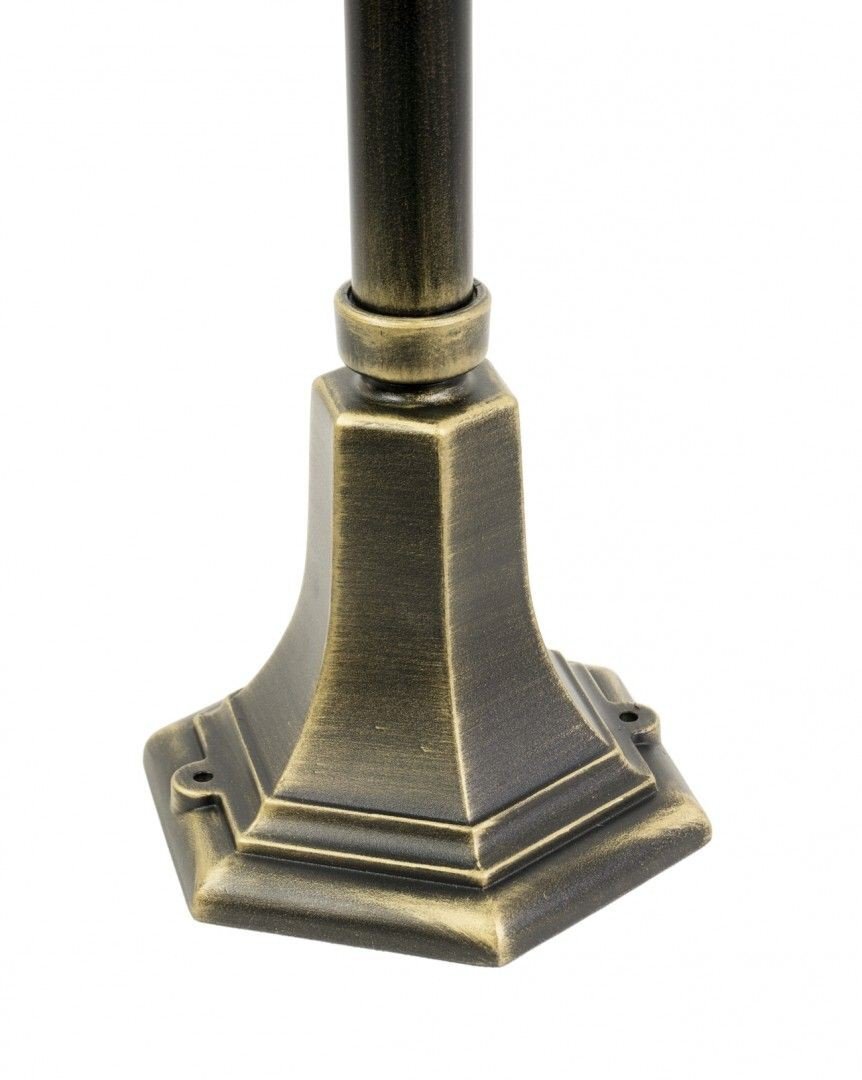 Podstawa lampy ogrodowej w kolorze patynowanego mosiądzu, o geometrycznym kształcie z widocznymi detalami wykończenia.