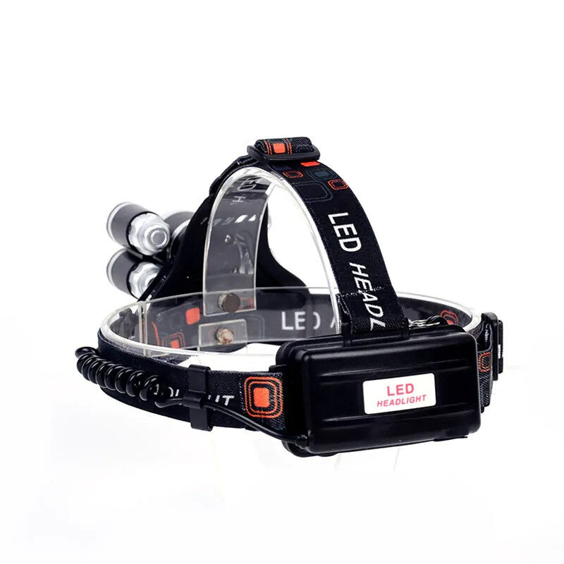 Na obrazie widoczna jest czarna latarka czołowa z kilkoma diodami LED i regulowanym paskiem. Na pasku znajduje się napis \'LED HEADLIGHT\'.