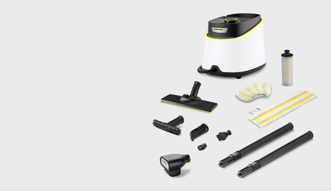Na obrazie widoczna jest parownica z różnymi akcesoriami, w tym szczotkami, rurkami i ściereczkami. Na urządzeniu znajduje się logo \'KARCHER\'.