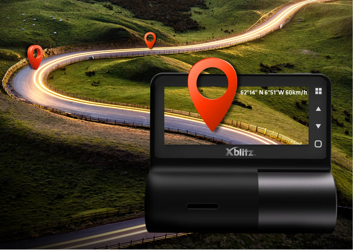 Obraz przedstawia wideorejestrator Xblitz z wyświetlaczem pokazującym współrzędne GPS i prędkość 60 km/h. W tle widoczna jest kręta droga z trzema czerwonymi znacznikami lokalizacji.