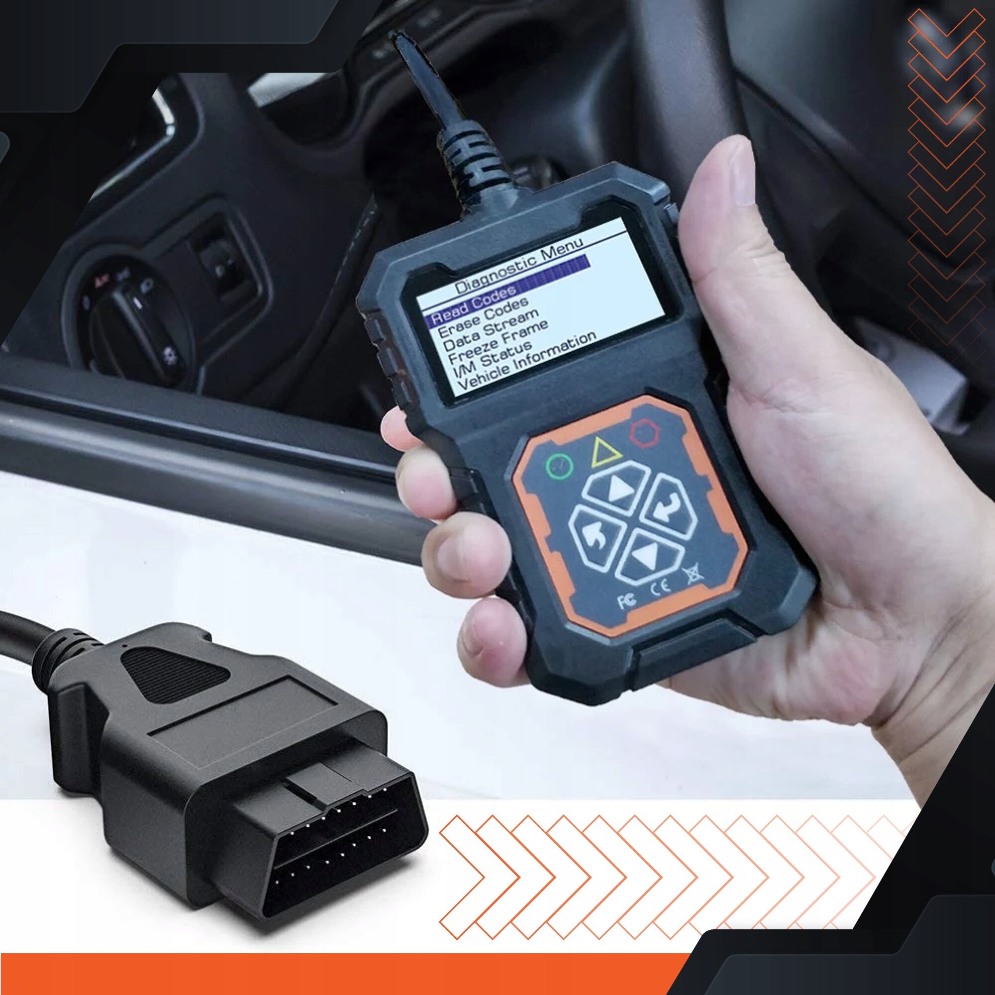 Osoba trzyma urządzenie diagnostyczne OBD z wyświetlaczem pokazującym menu: \'Read Codes, Erase Codes, Data Stream, Freeze Frame, I/M Status, Vehicle Information\'. Obok znajduje się złącze OBD z kablem.