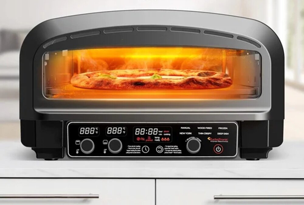 Czarny piec do pizzy z przezroczystymi drzwiczkami, przez które widać piekącą się pizzę. Na panelu sterowania widoczne są cyfrowe wyświetlacze i pokrętła, a także logo \'TURBOTRONIC\'.