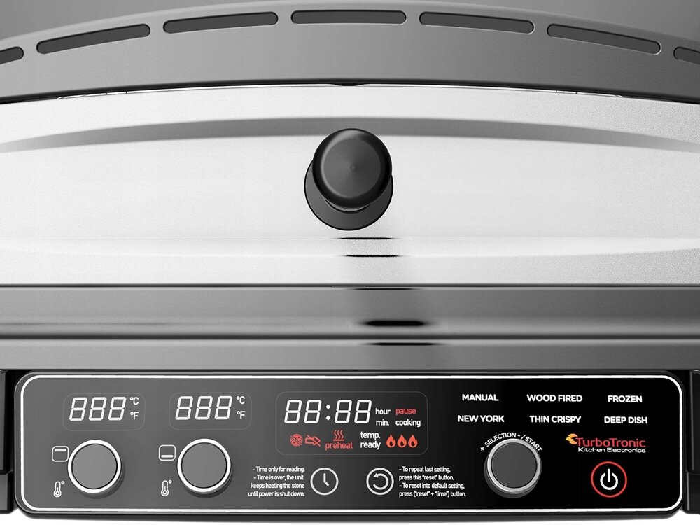 Panel sterowania pieca do pizzy z wyświetlaczami cyfrowymi pokazującymi temperaturę w stopniach Celsjusza i Fahrenheita oraz czas. Widoczne są przyciski do wyboru trybu, takie jak MANUAL, WOOD FIRED, FROZEN, oraz logo TurboTronic Kitchen Electronics.