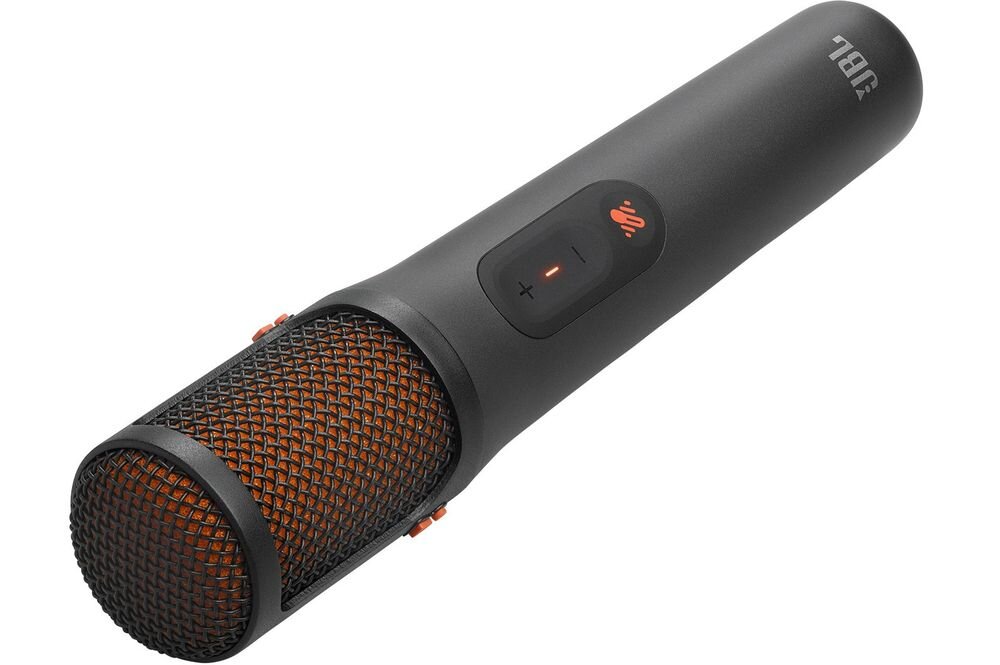 Na obrazie widoczny jest czarny mikrofon z pomarańczową siatką na końcu oraz przyciskami na obudowie. Na mikrofonie znajduje się logo \'JBL\'.